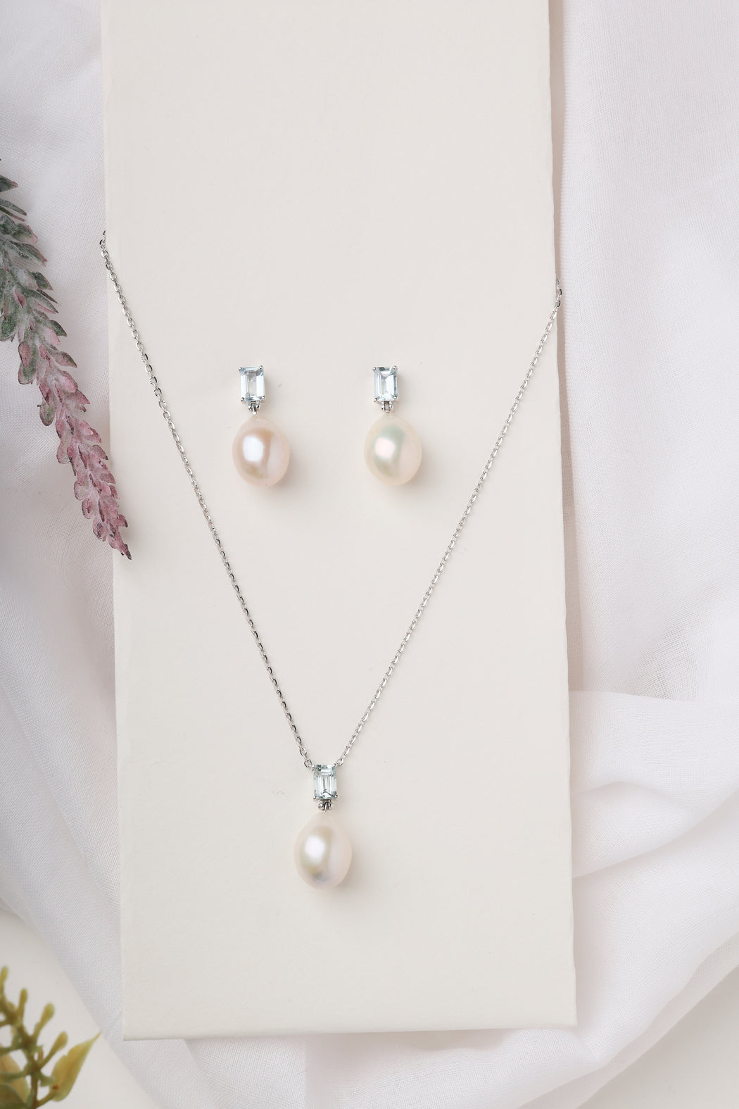Aquamarine and pearl set